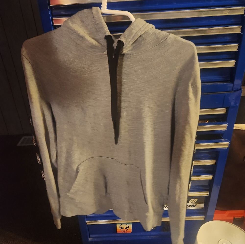Womens Size small Aero 87 pull over hoodie